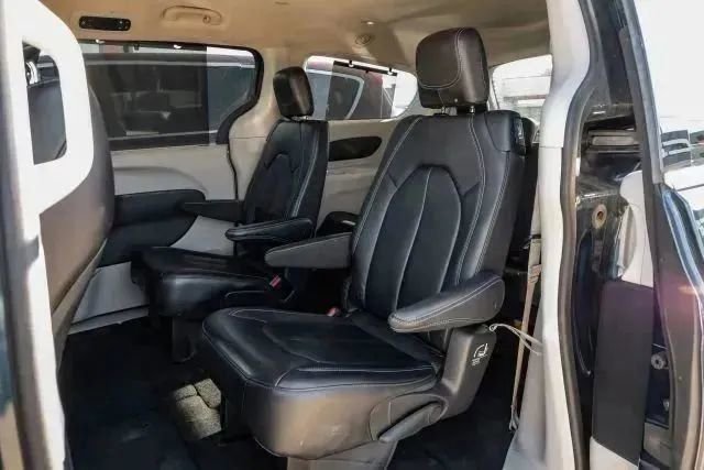 Used 2021 Chrysler Pacifica Touring-L image 47