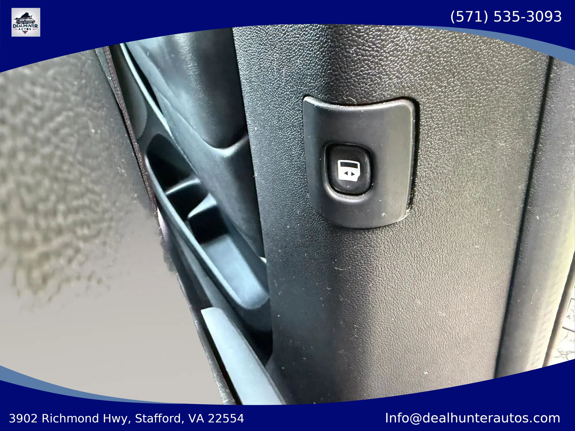 Used 2015 Chrysler Town & Country S FWD image 20