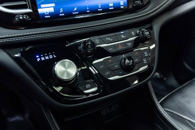 Used 2025 Chrysler Pacifica Limited image 19