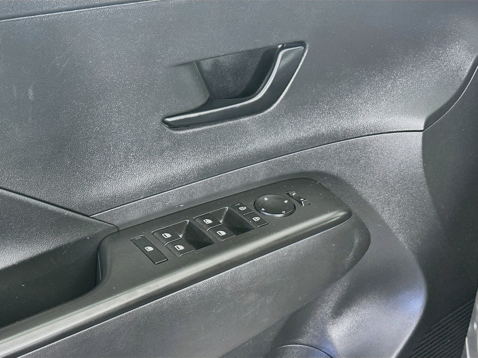 Used 2025 Hyundai Kona SEL FWD image 15
