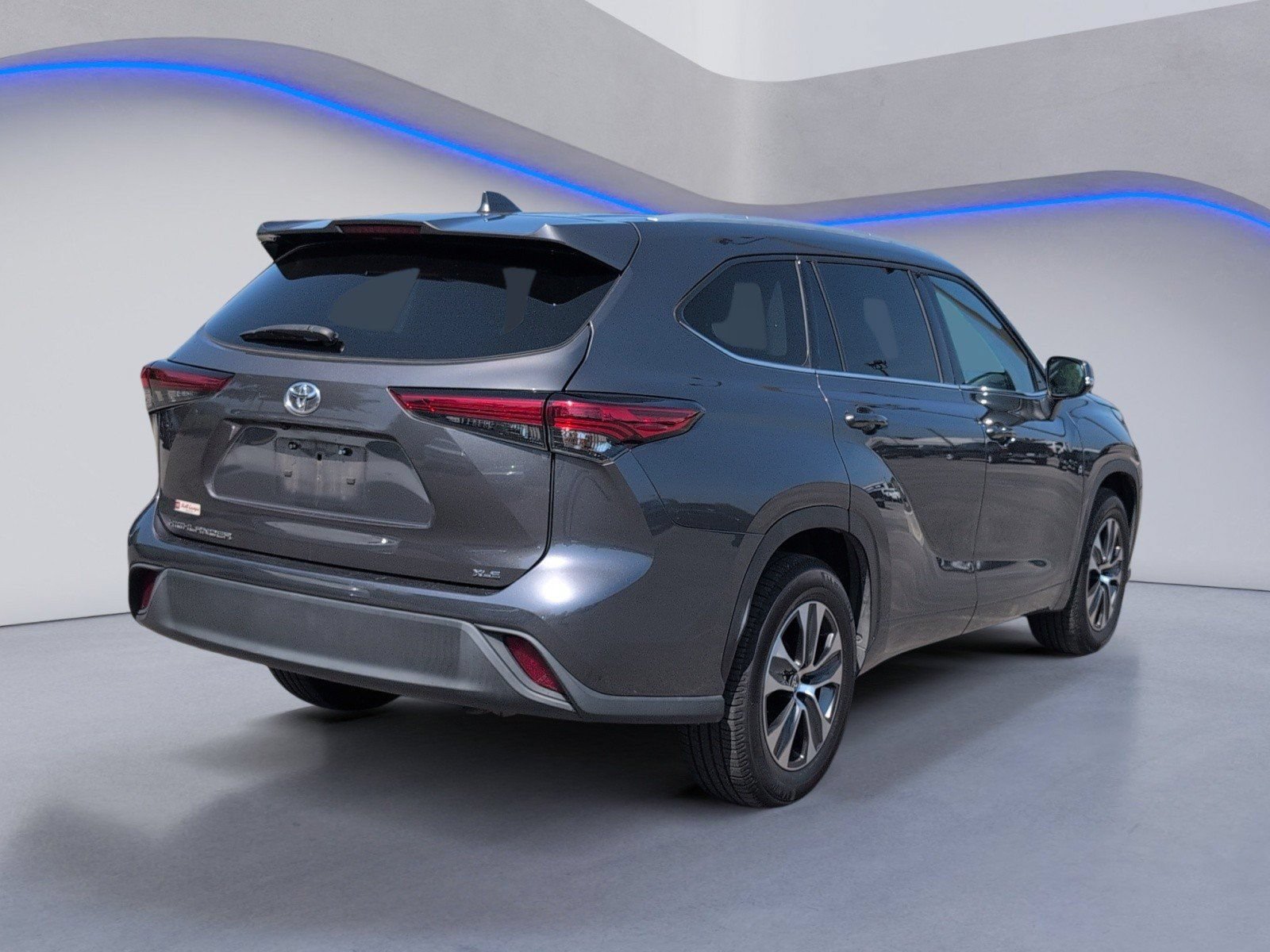 Used 2022 Toyota Highlander XLE FWD image 3