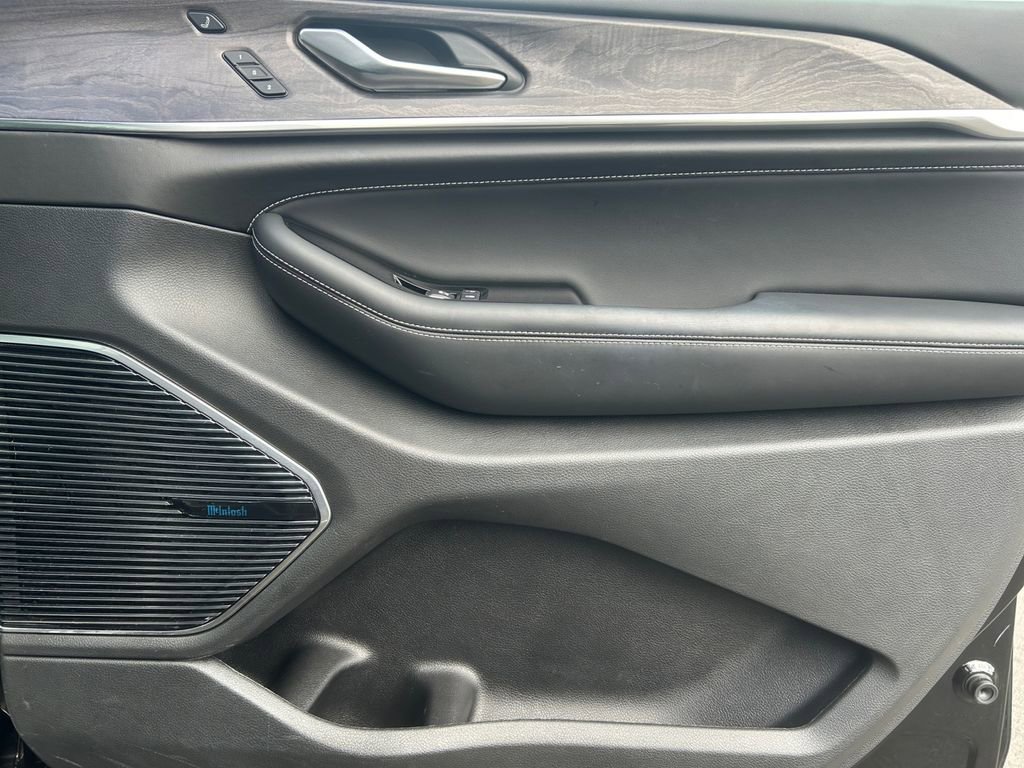 Used 2022 Jeep Grand Cherokee Overland w/ Adv Protech Group III image 25