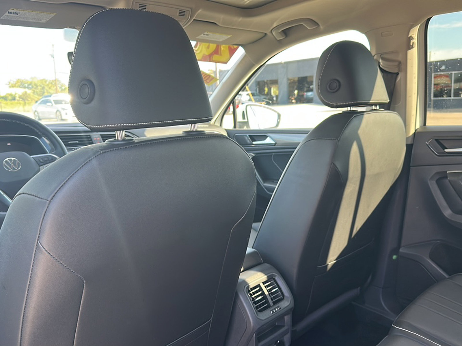 Used 2024 Volkswagen Tiguan SE w/ Panoramic Sunroof Package image 17