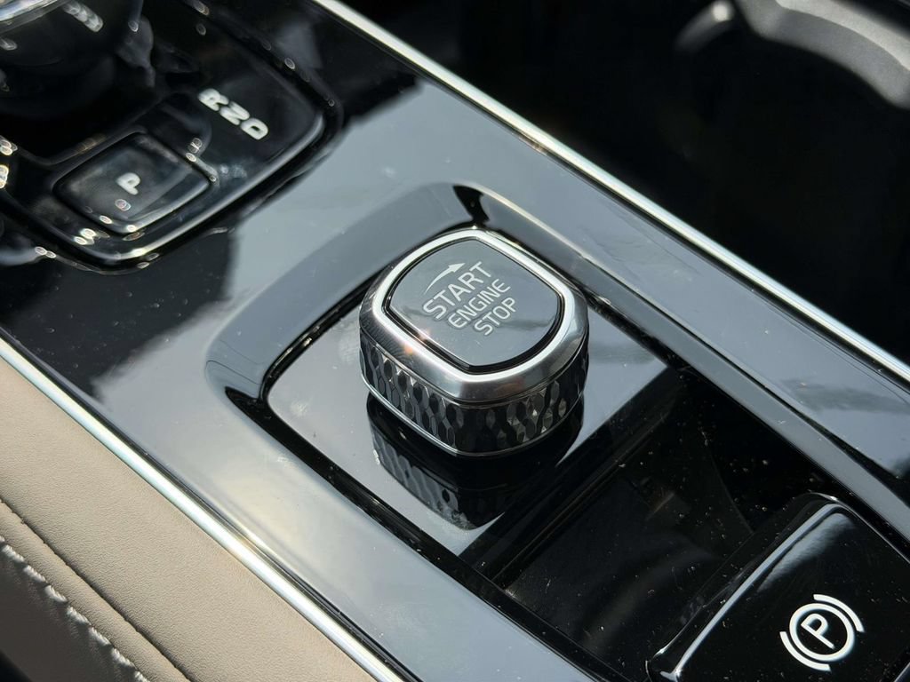 New 2026 Volvo XC90 T8 Plus w/ Protection Package Premier AWD/4WD image 7