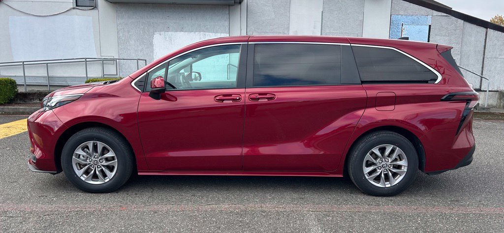 Certified 2024 Toyota Sienna LE AWD/4WD image 8