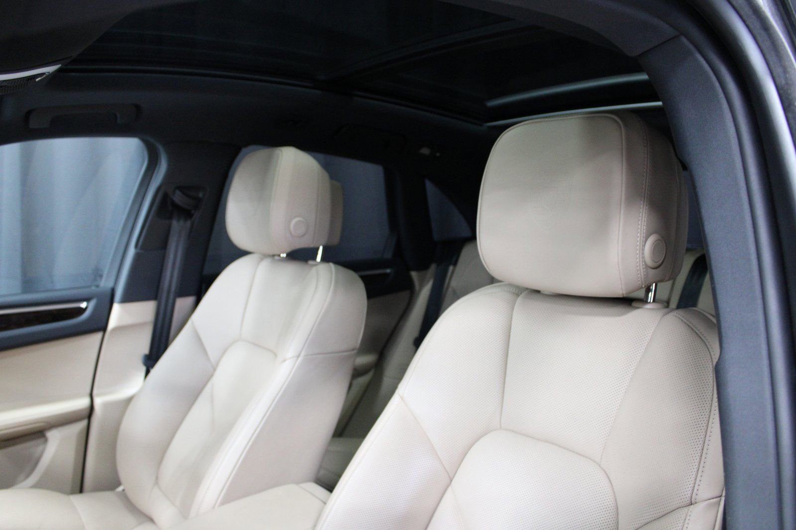 Certified 2025 Porsche Macan image 5