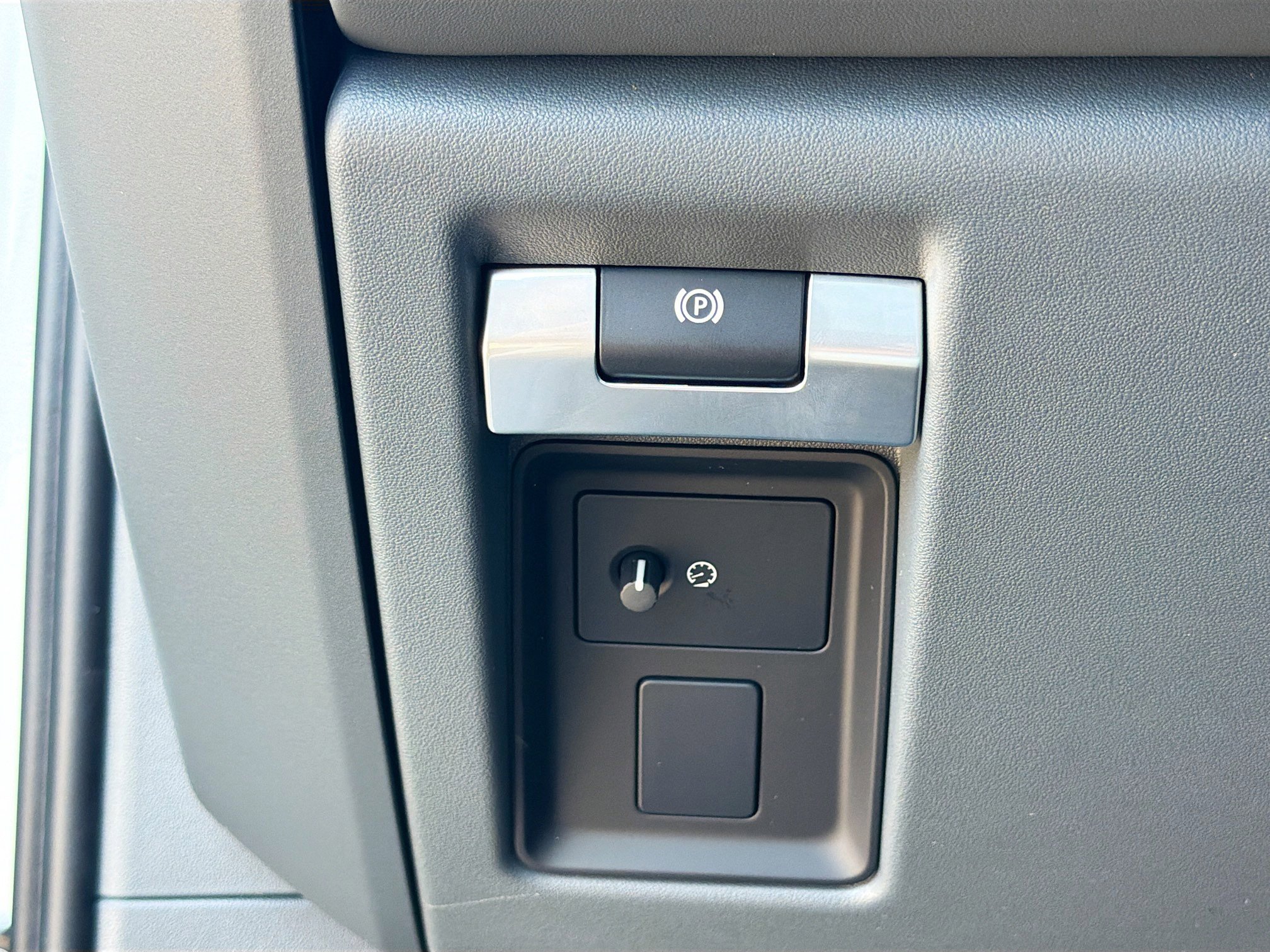 New 2026 Land Rover Defender 110 X-Dynamic SE AWD/4WD image 36
