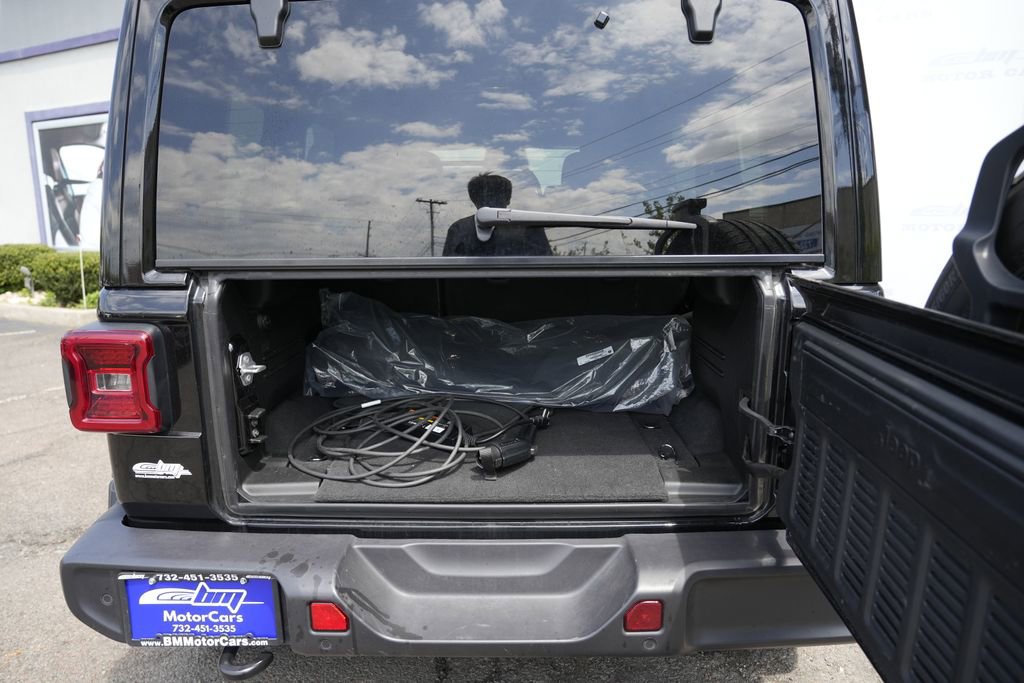 Used 2025 Jeep Wrangler Unlimited Sahara w/ Safety Group AWD/4WD image 15