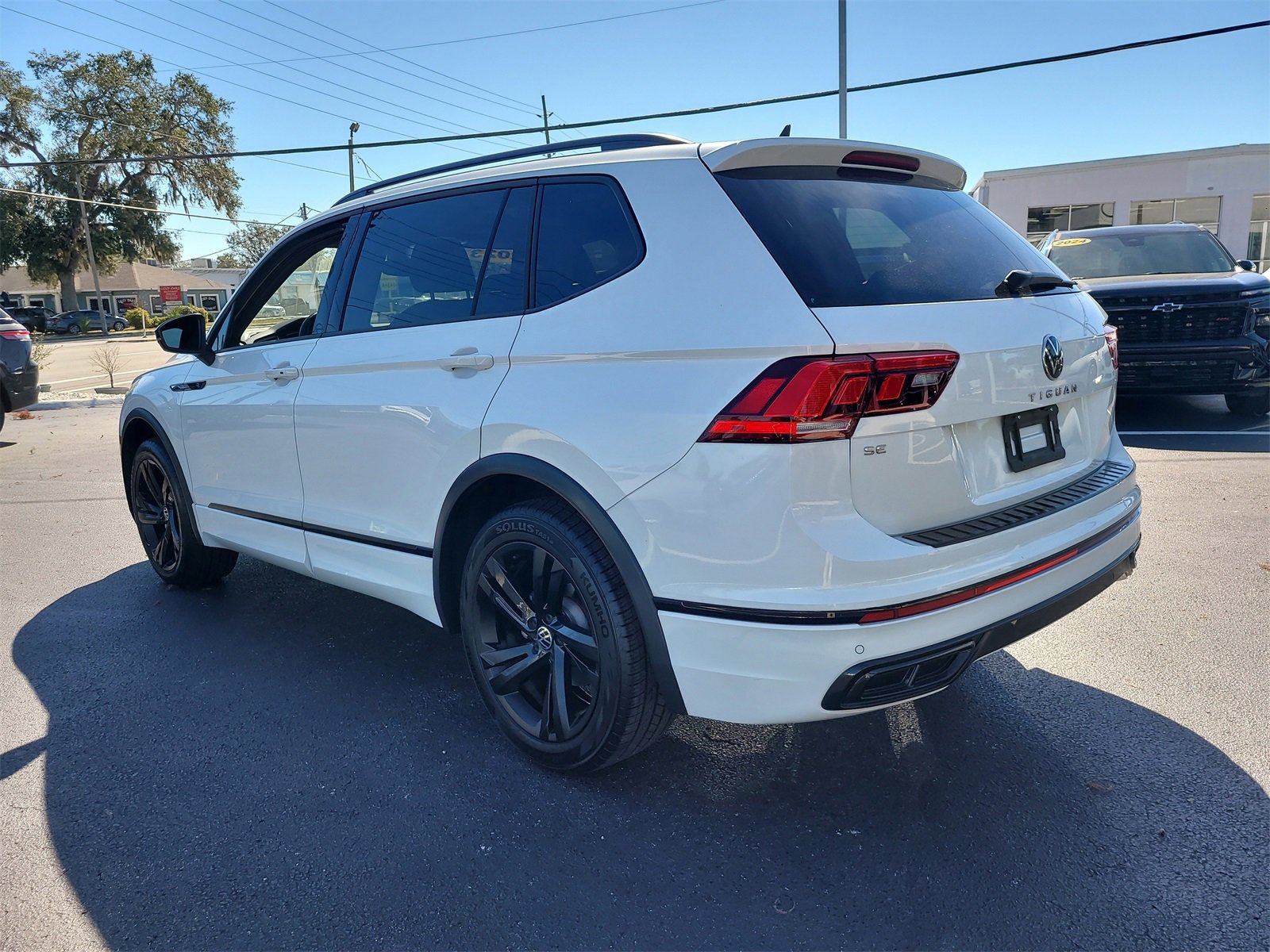 Used 2023 Volkswagen Tiguan SE R-Line image 8