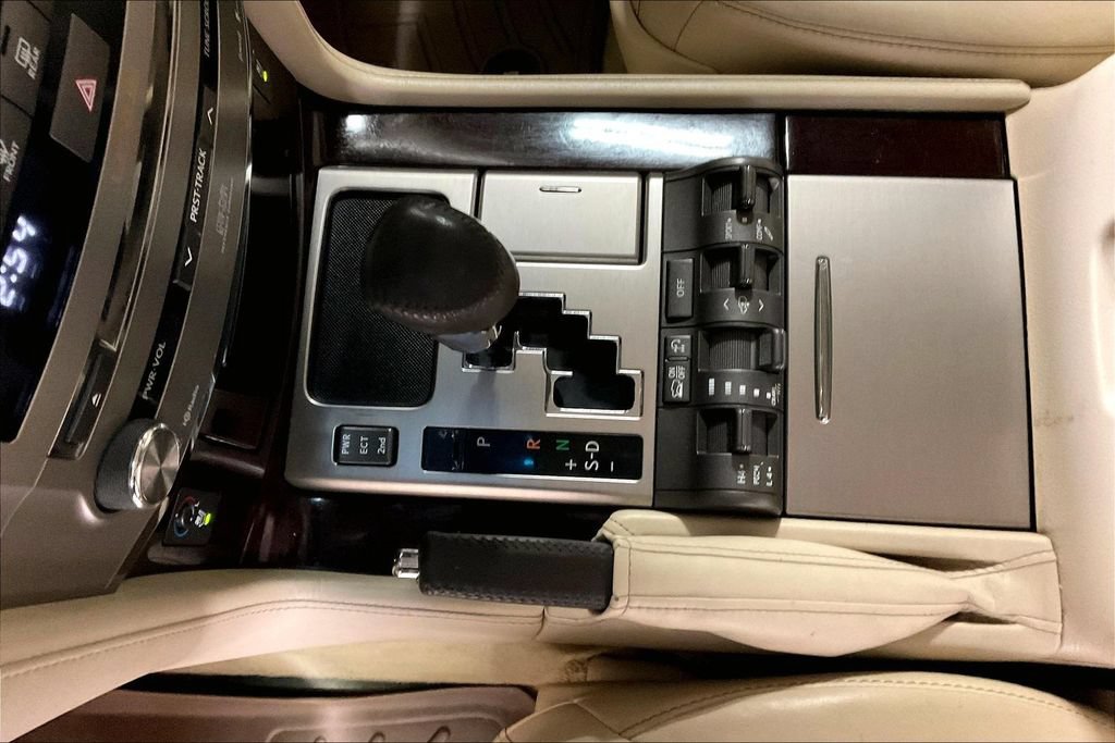 Used 2013 Lexus LX 570 4WD w/ Luxury Pkg image 17