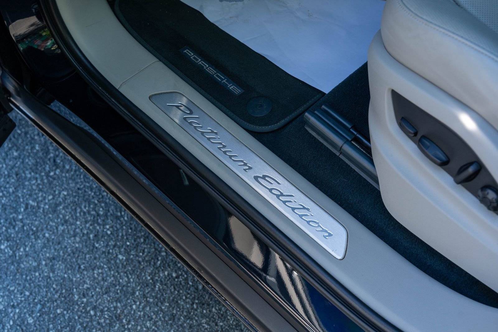 Certified 2023 Porsche Cayenne Platinum Edition image 23