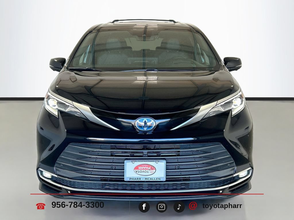 Used 2025 Toyota Sienna Platinum FWD image 2