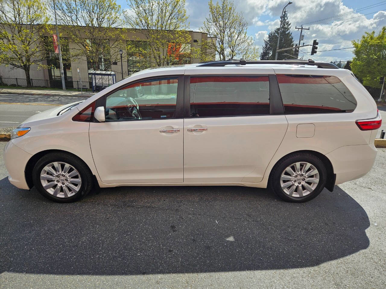 Used 2015 Toyota Sienna XLE w/ XLE Navigation Package AWD/4WD image 4
