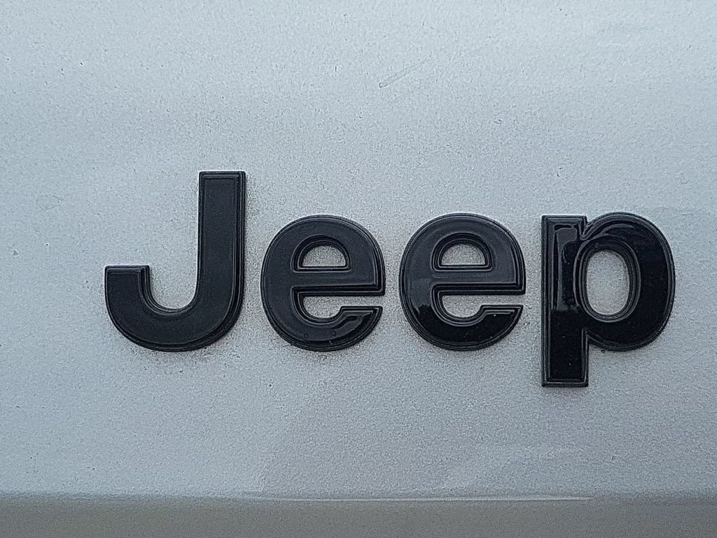 Used 2024 Jeep Grand Cherokee Altitude AWD/4WD image 37