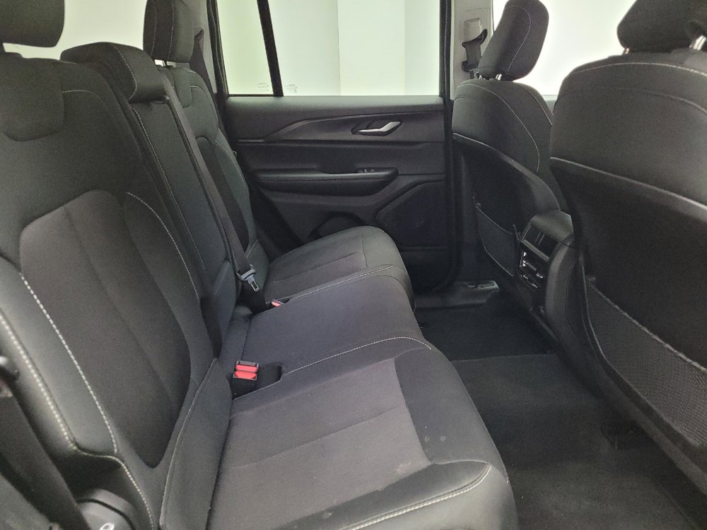 Used 2023 Jeep Grand Cherokee Laredo AWD/4WD image 19