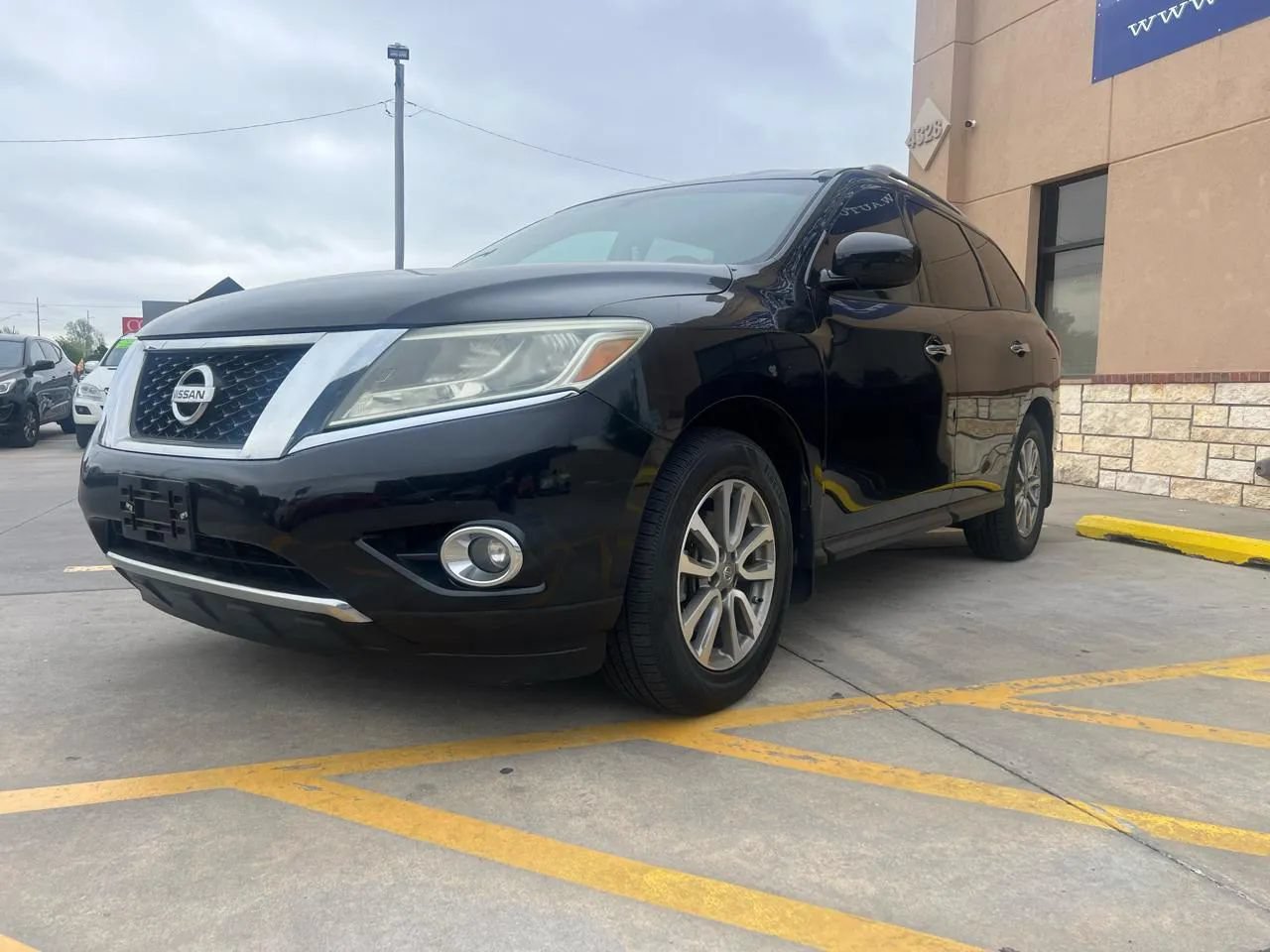 Used 2015 Nissan Pathfinder SV FWD image 2