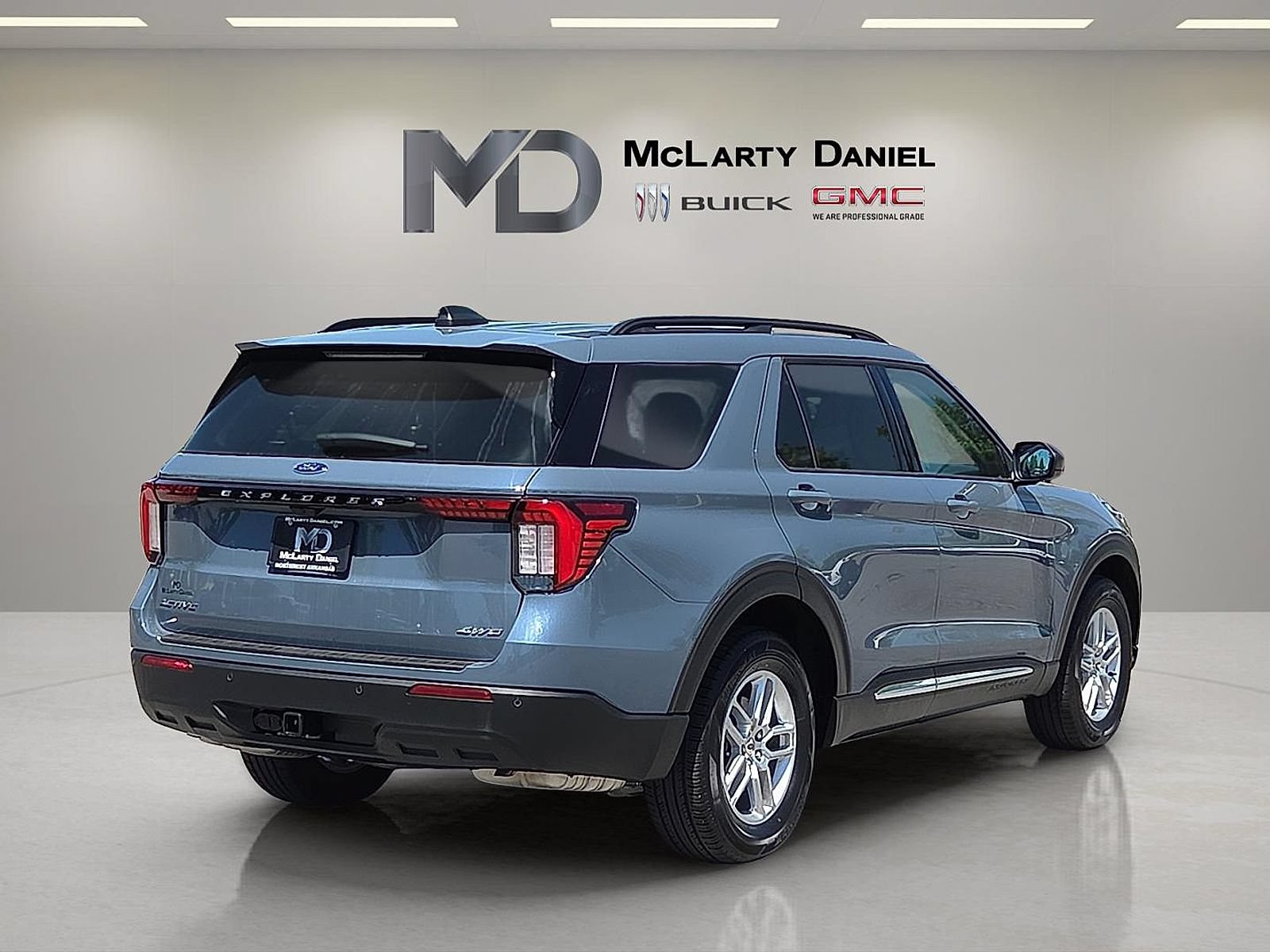 Used 2025 Ford Explorer Active AWD/4WD image 15