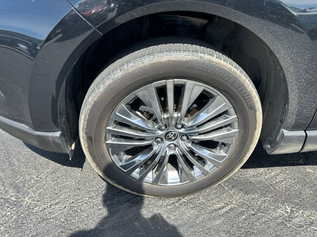 Used 2024 Toyota Venza Limited image 7