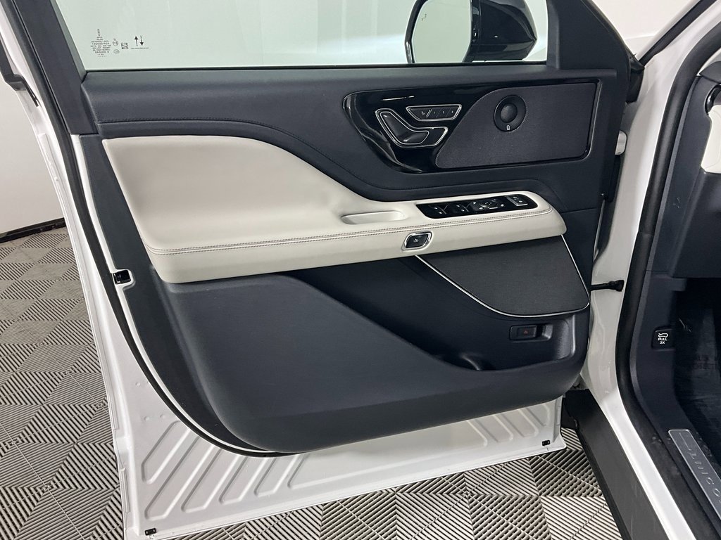 Used 2025 Lincoln Aviator 2WD w/ Equipment Group 101A image 18