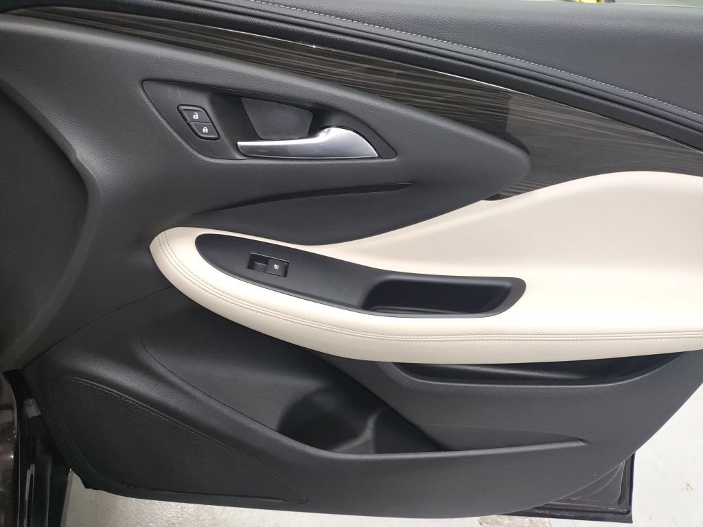 Used 2020 Buick Envision Essence w/ Experience Buick Package FWD image 9