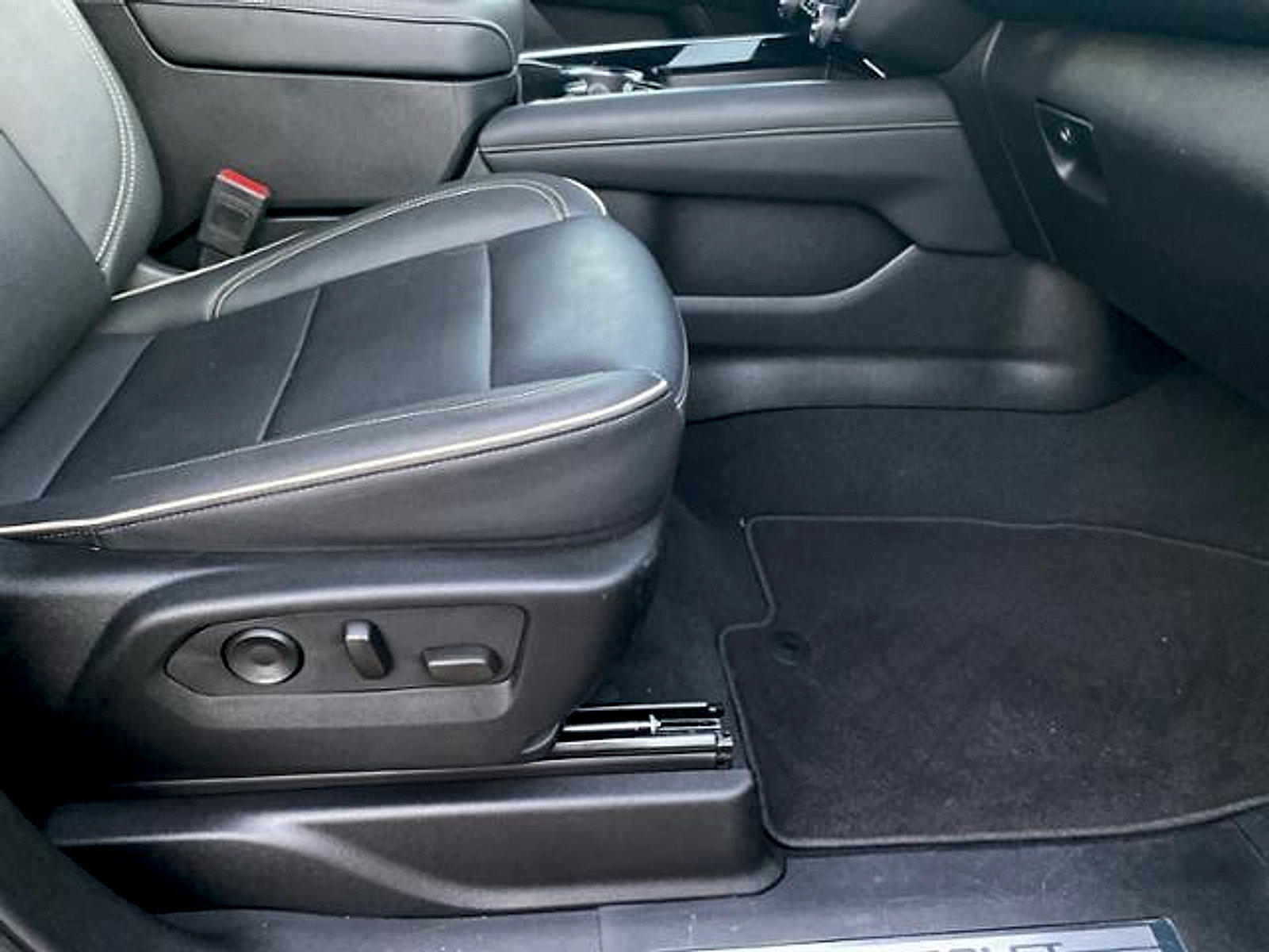 Used 2025 Chevrolet Suburban Premier image 20