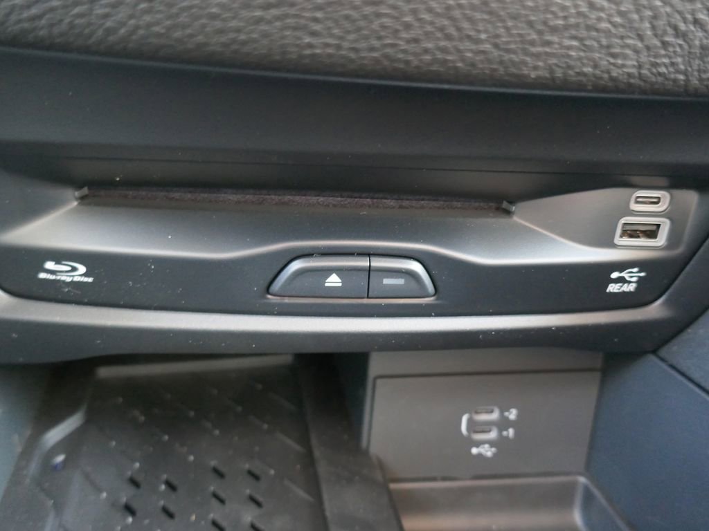 New 2026 Chrysler Pacifica Limited w/ Uconnect Theater Family Group image 31