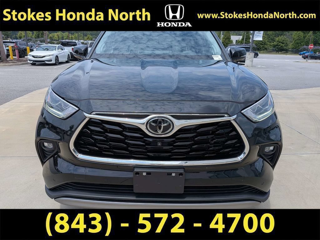Used 2023 Toyota Highlander Platinum FWD image 2