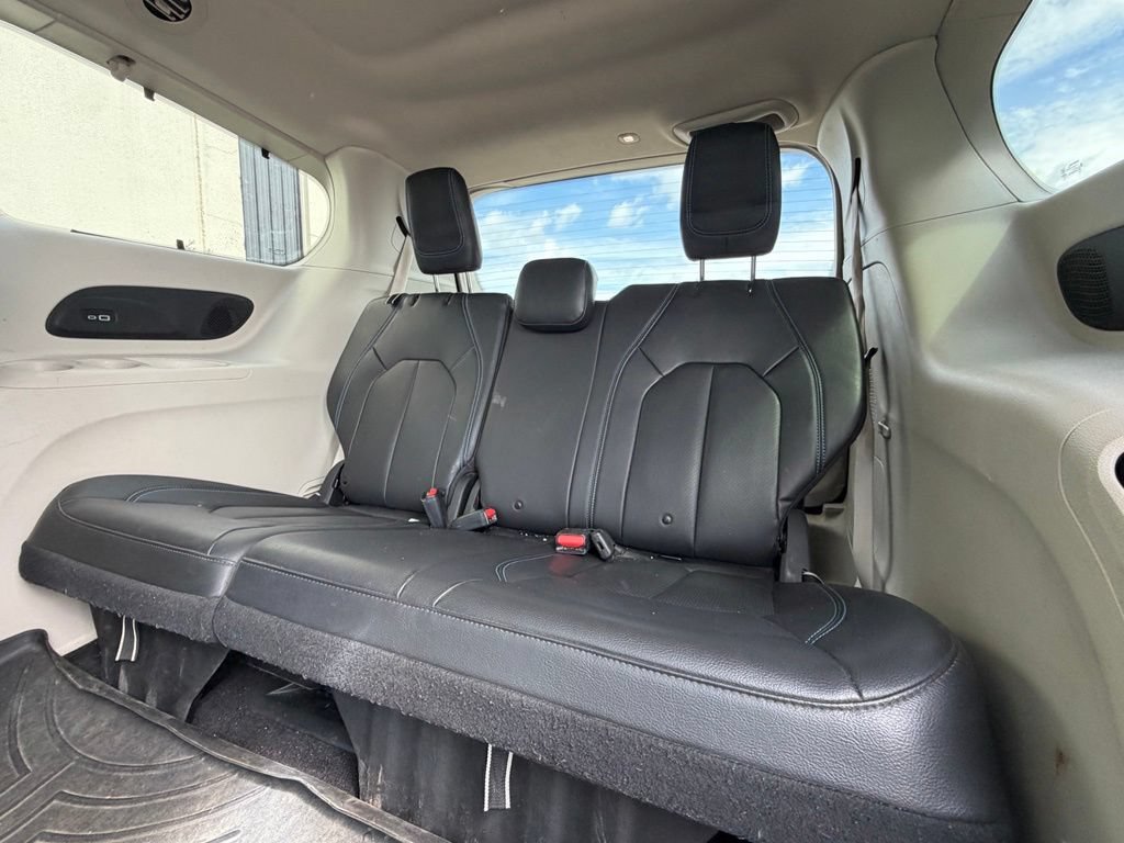 Used 2021 Chrysler Pacifica Touring-L w/ Uconnect Theater Family Group FWD image 9