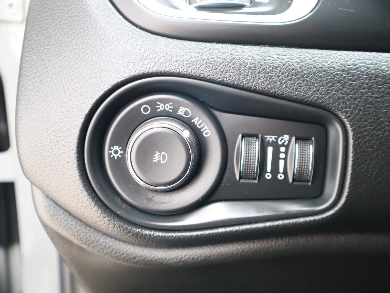 Used 2020 Jeep Renegade Latitude w/ Cold Weather Group image 36