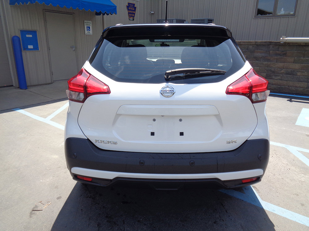 Used 2020 Nissan Kicks SR w/ SR Premium Package FWD image 4
