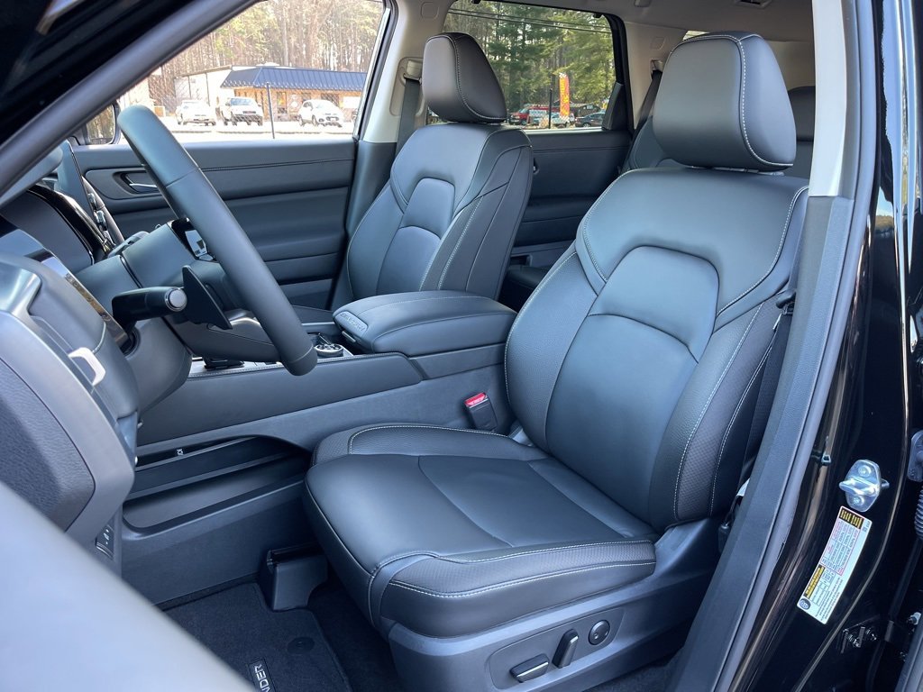 Used 2025 Nissan Pathfinder SL w/ Cargo Package image 16