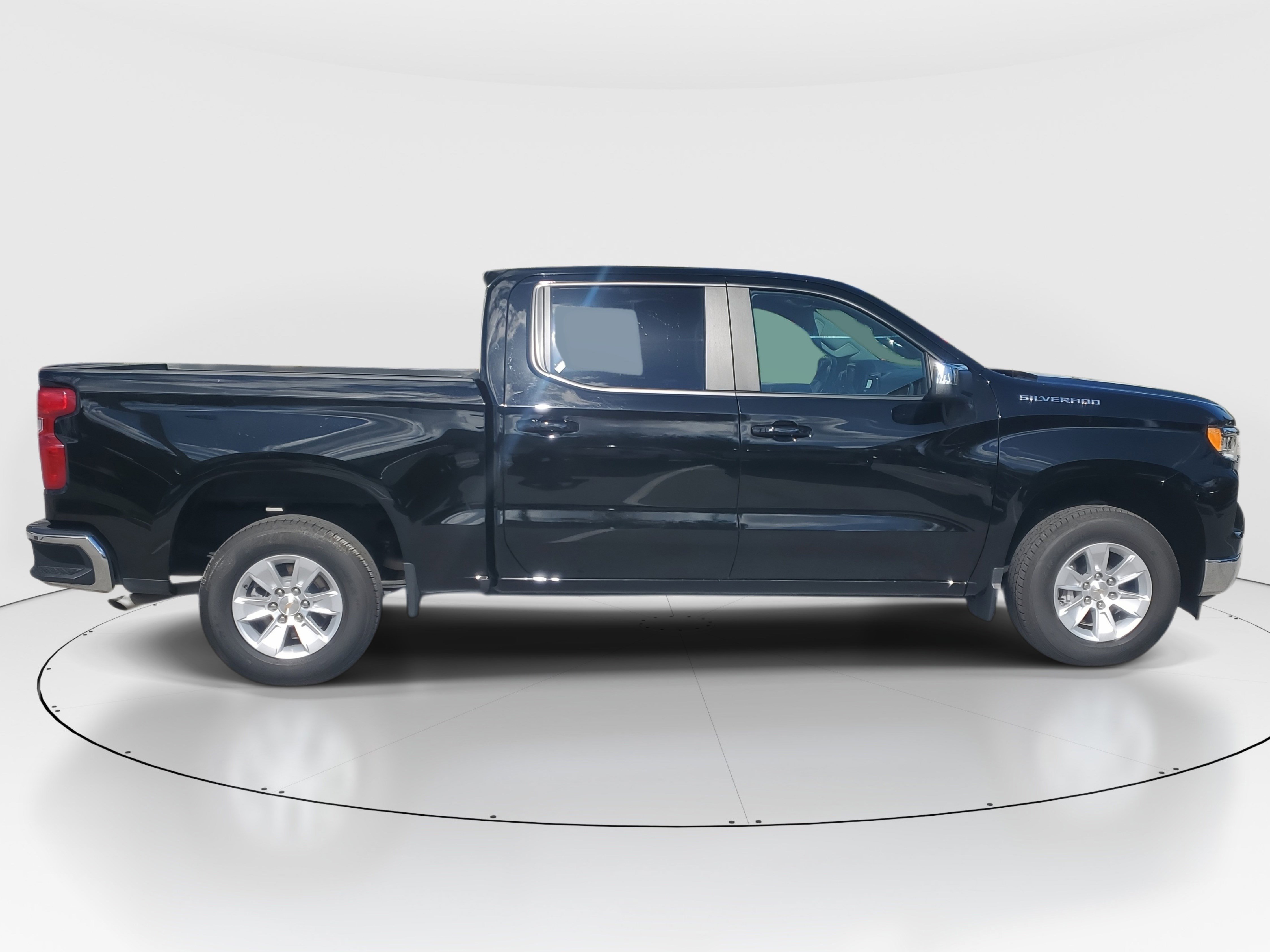 Used 2025 Chevrolet Silverado 1500 LT image 2