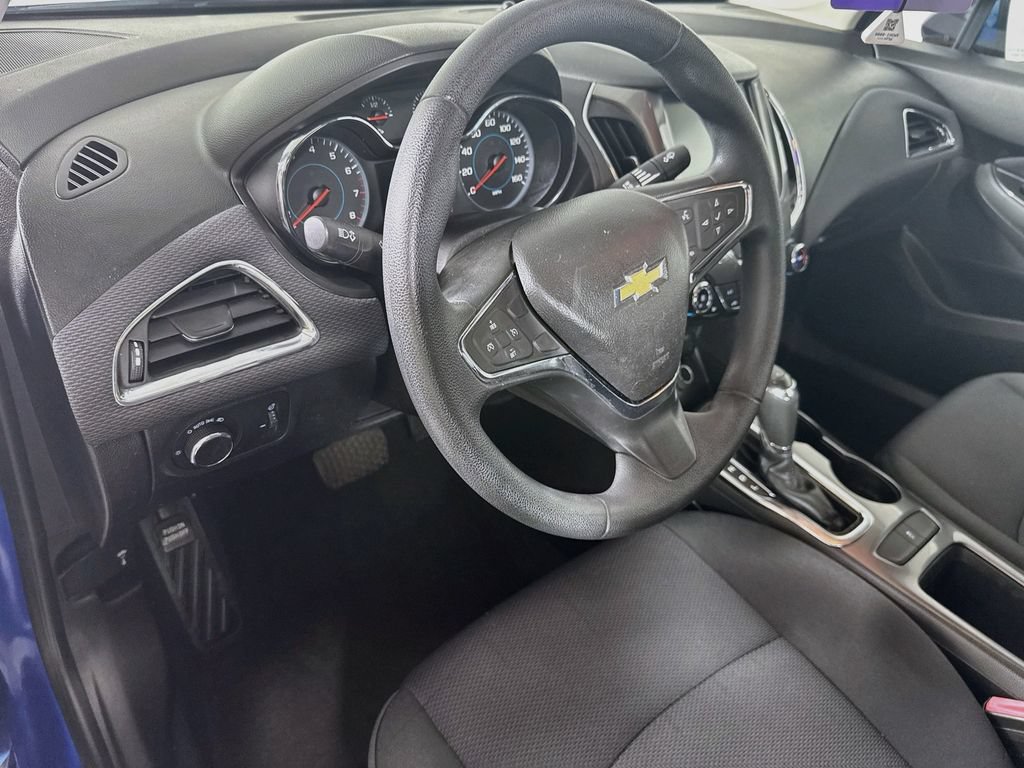 Used 2017 Chevrolet Cruze LT w/ Convenience Package FWD image 9