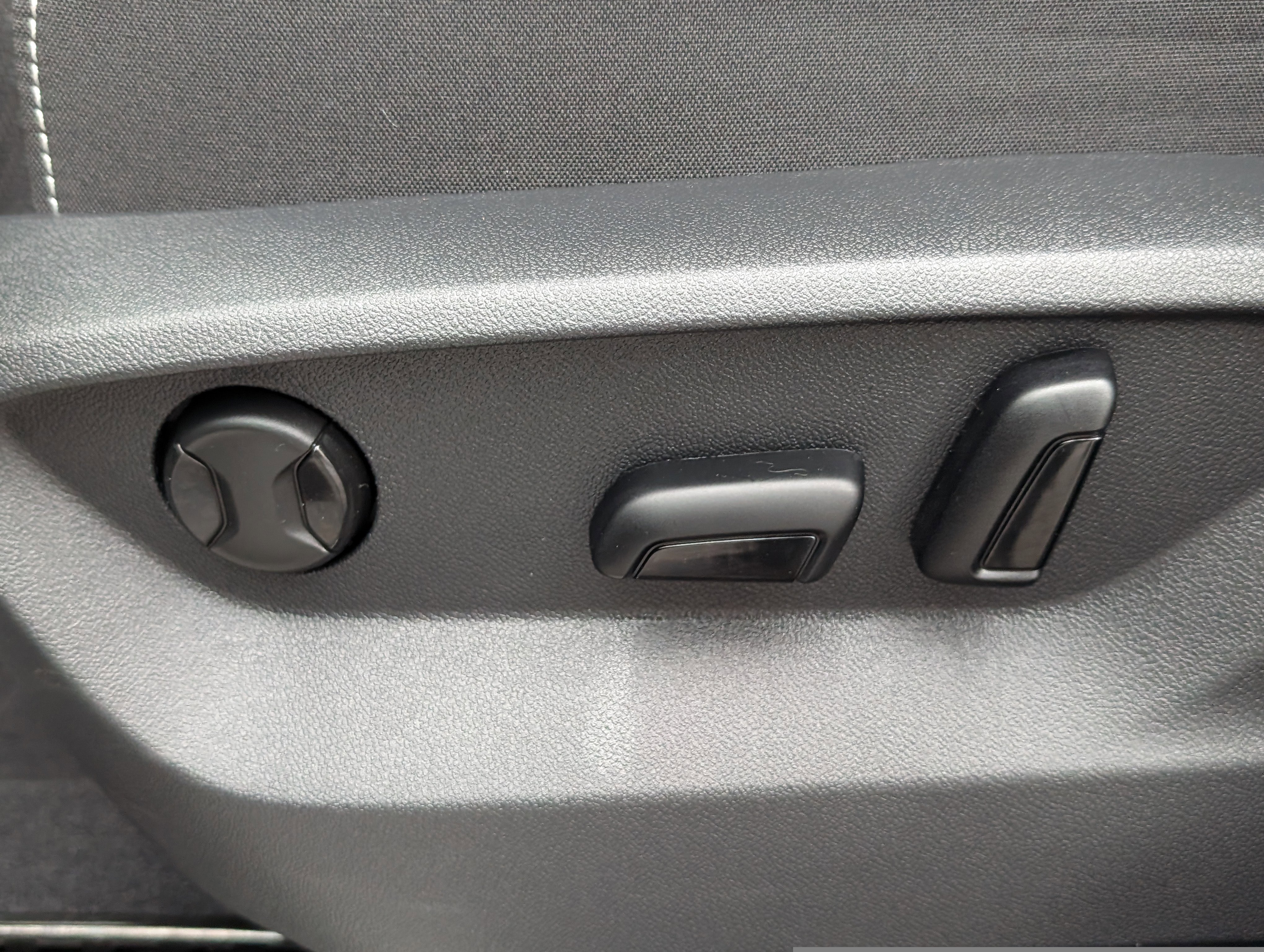 Used 2025 Volkswagen Atlas Cross Sport SE image 20