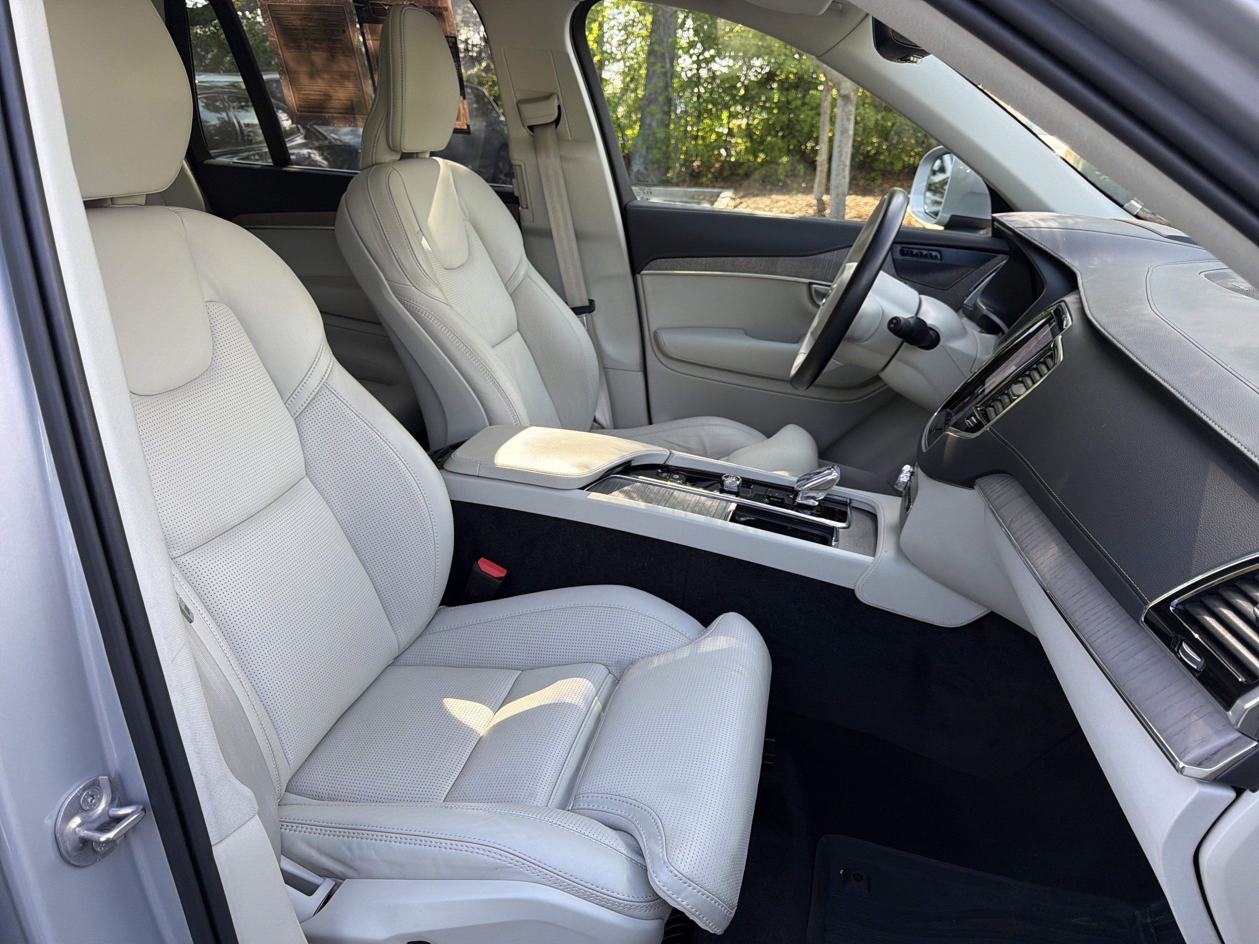 Certified 2024 Volvo XC90 T8 Ultimate w/ Protection Package Premier image 35