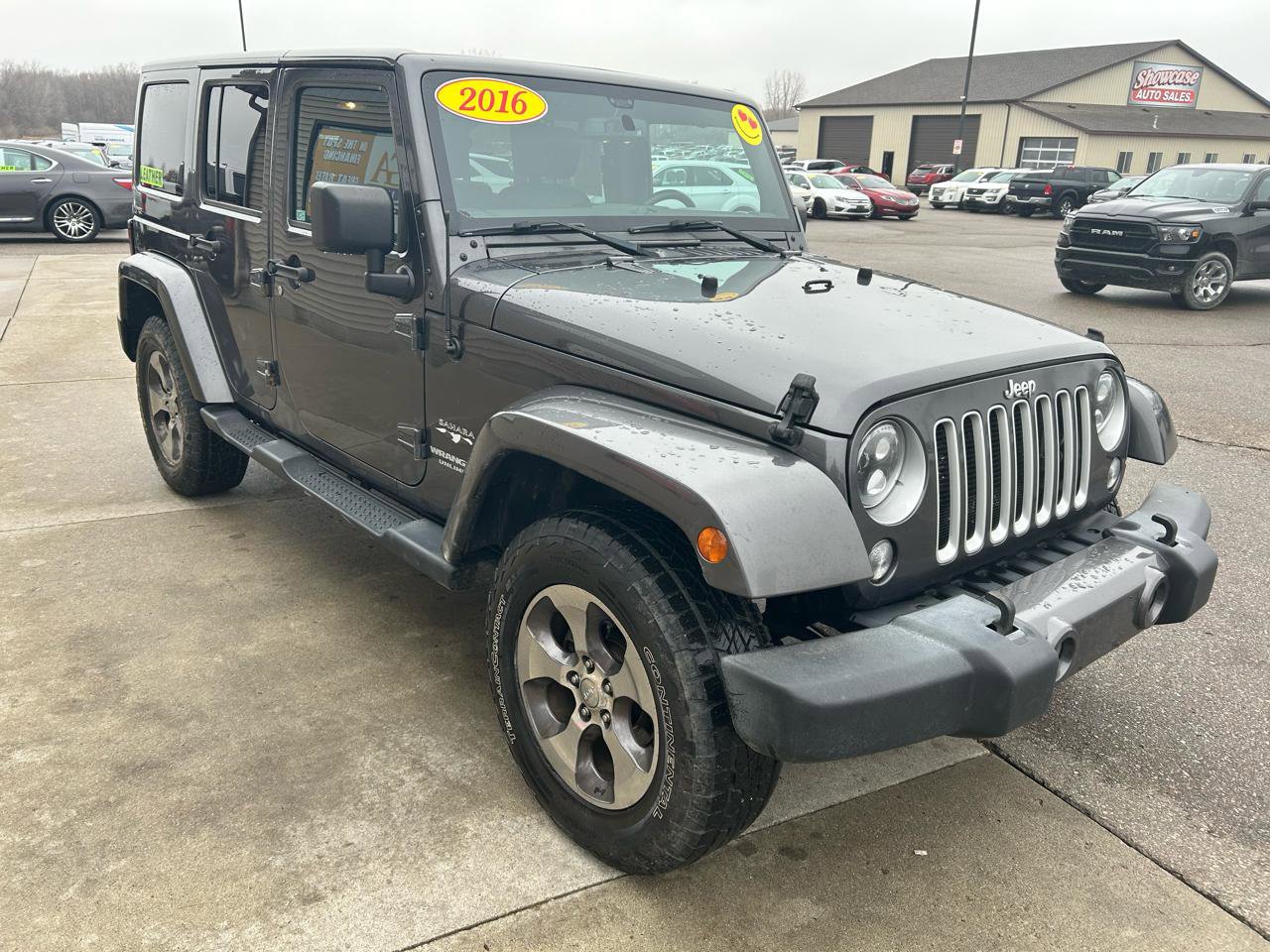 Used 2016 Jeep Wrangler Unlimited Sahara w/ Dual Top Group AWD/4WD image 3