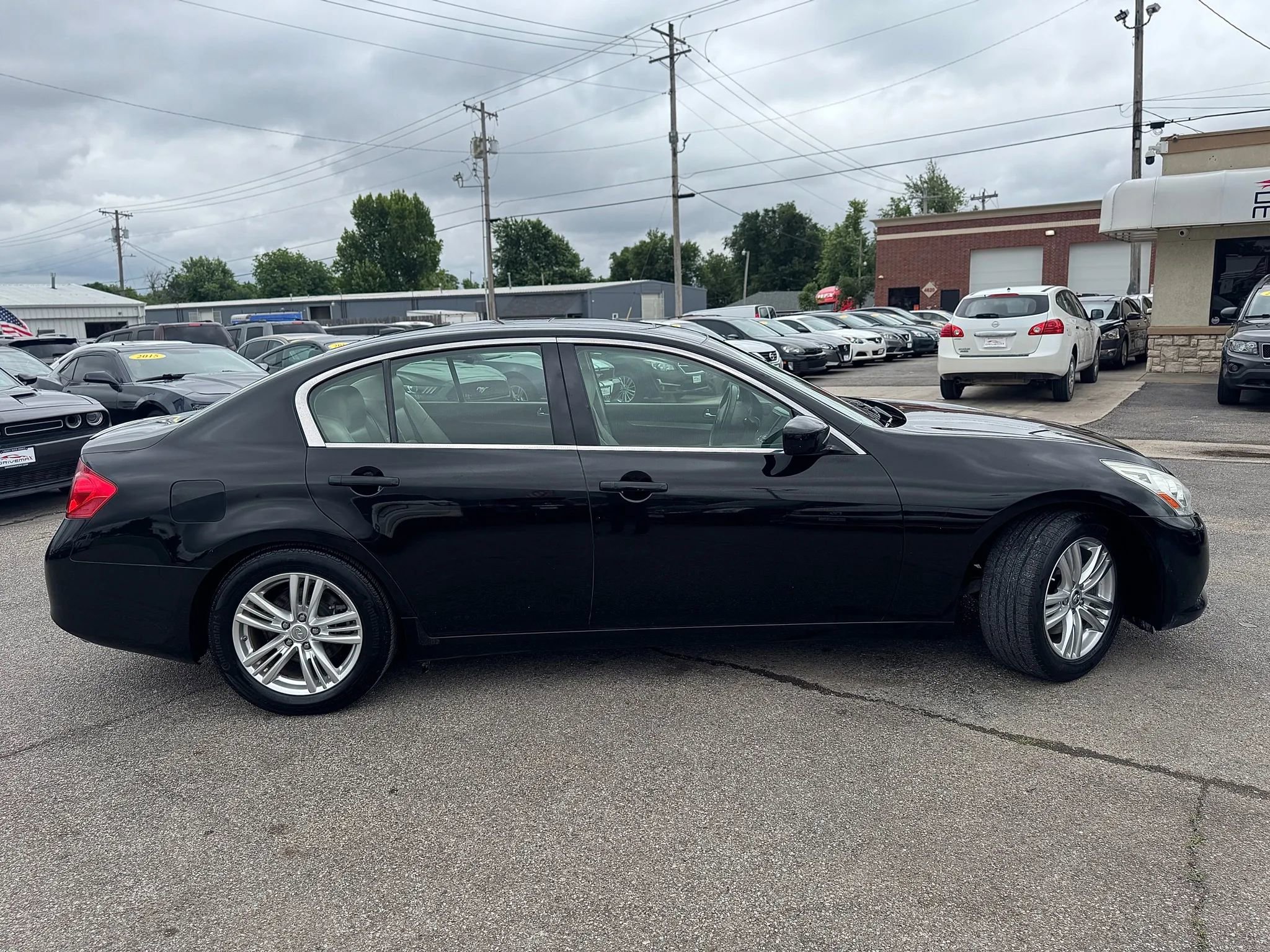 Used 2011 INFINITI G25 Journey w/ Moonroof Pkg image 2