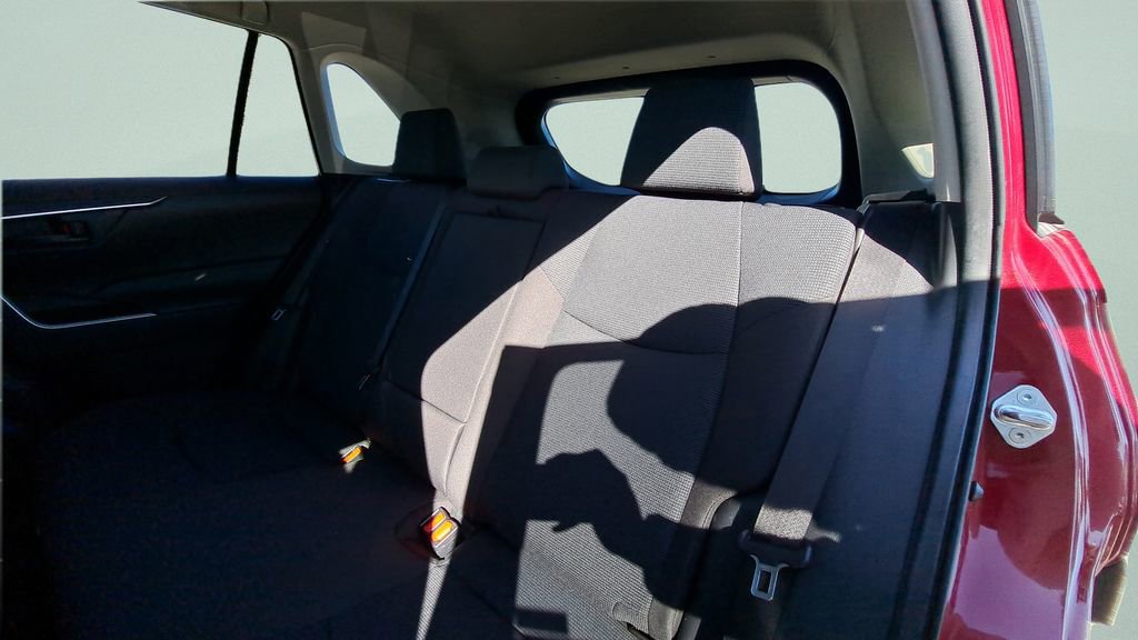 Used 2021 Toyota RAV4 LE image 13