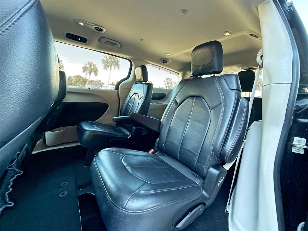 Used 2017 Chrysler Pacifica Touring-L image 26
