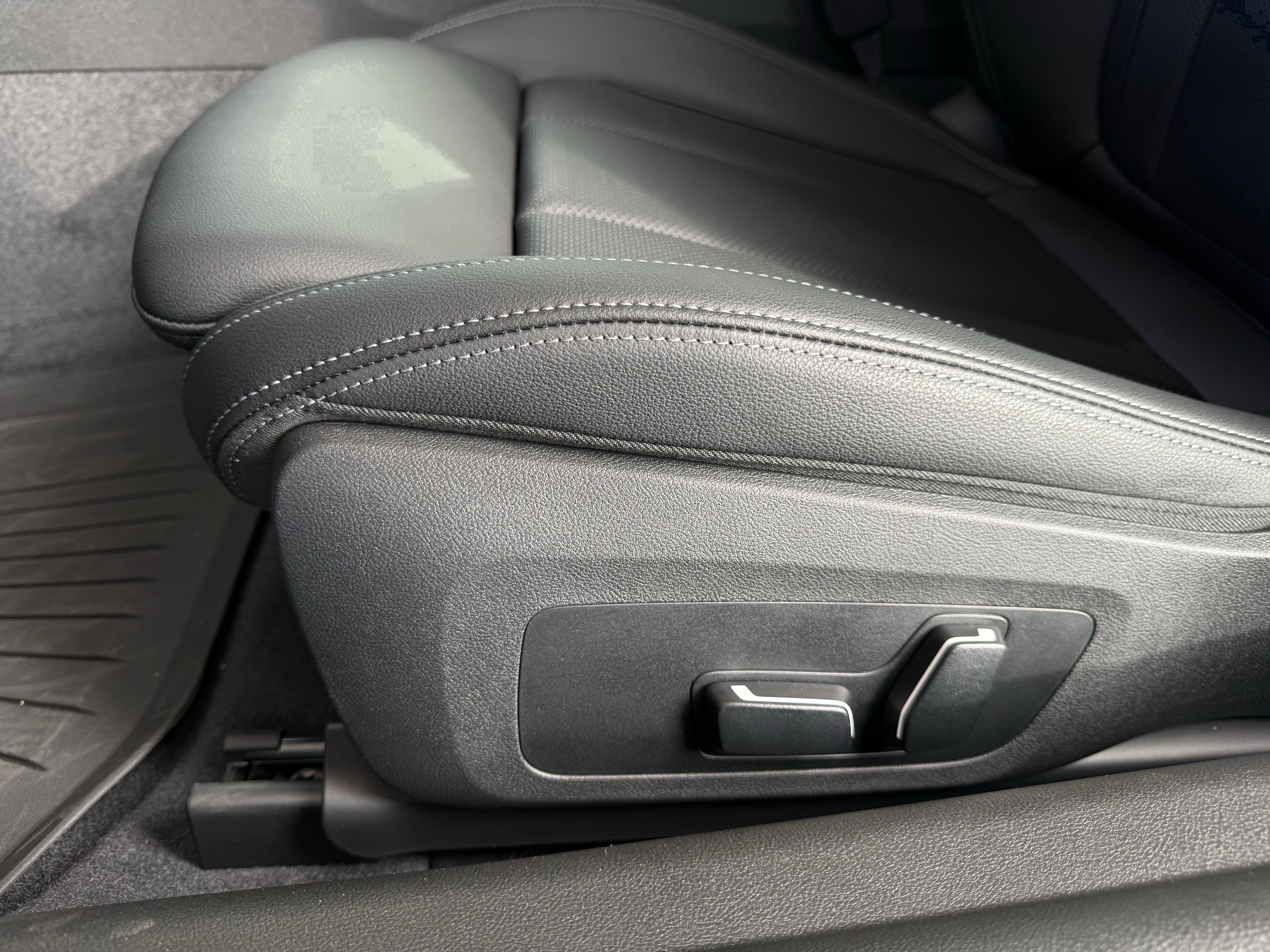 Used 2025 BMW M240i xDrive Coupe w/ Premium Package image 5