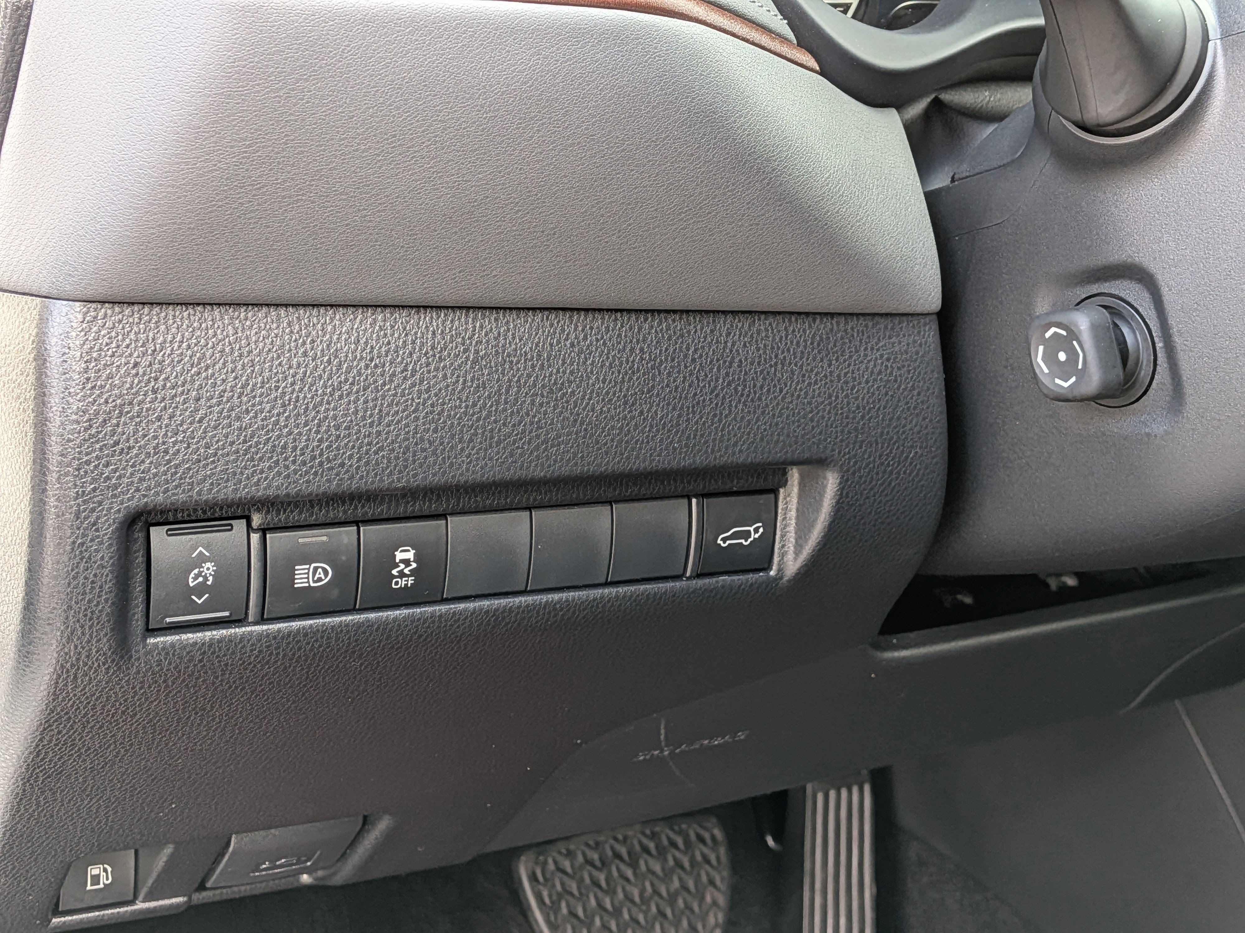 Used 2024 Toyota Venza XLE image 16