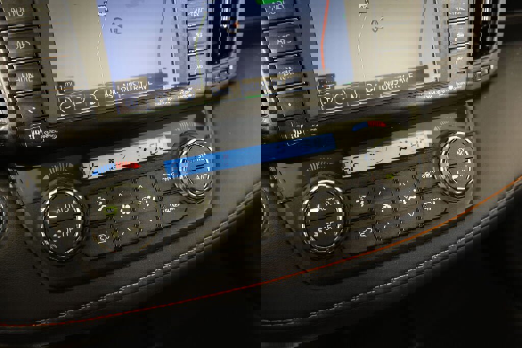 Used 2016 Toyota RAV4 SE image 37