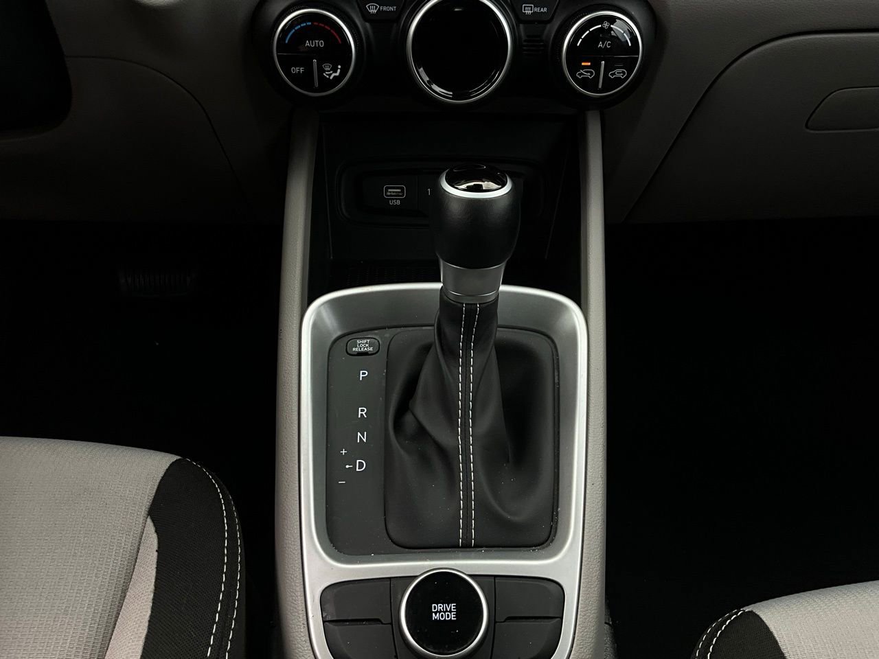 Used 2025 Hyundai Venue SEL image 24