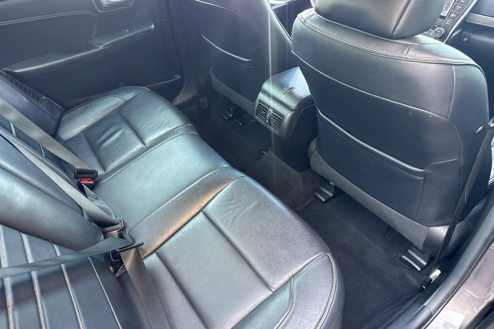 Used 2015 Toyota Camry XLE w/ Moonroof Package FWD image 31
