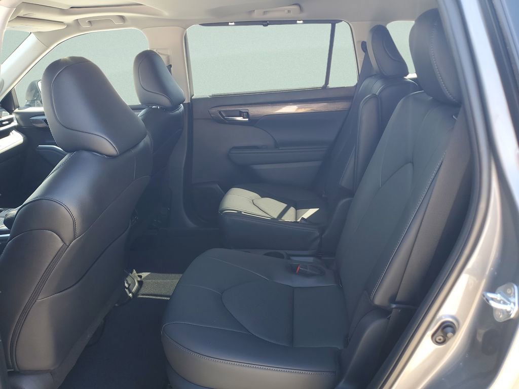 Used 2025 Toyota Highlander Limited image 21