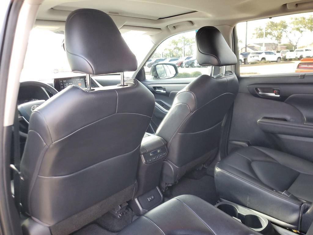 Used 2022 Toyota Highlander XLE image 13