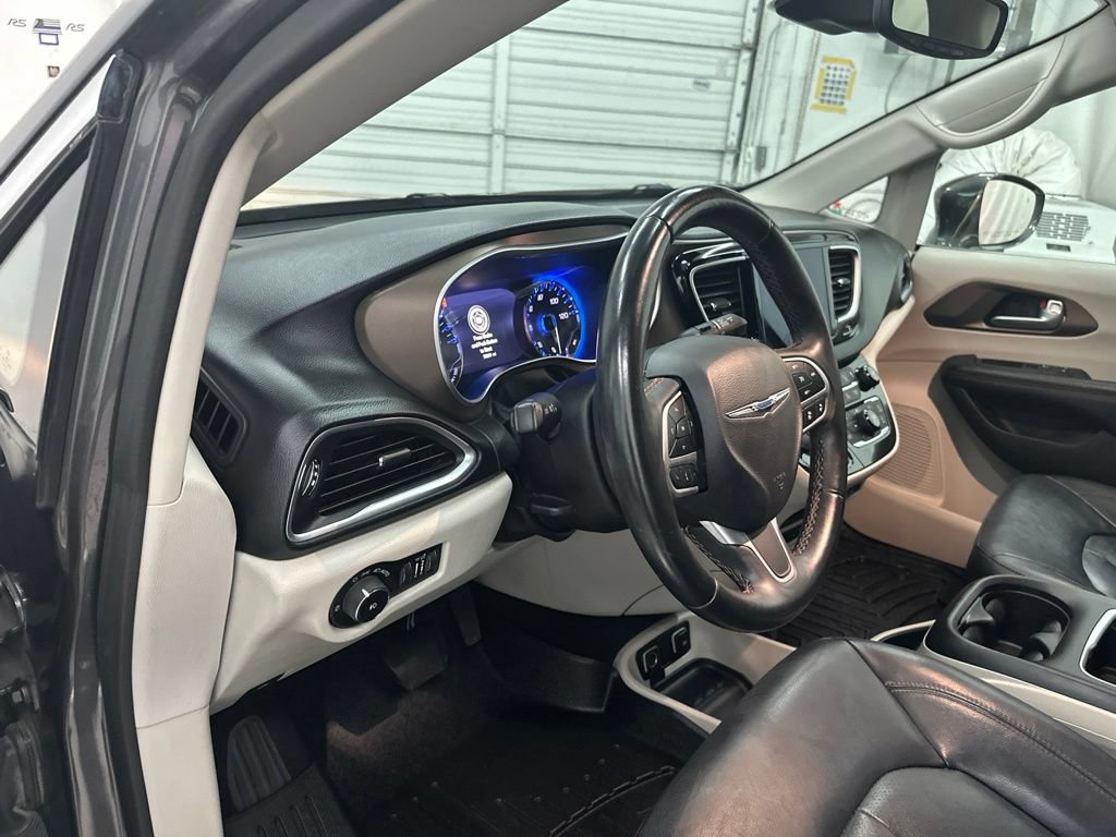 Used 2018 Chrysler Pacifica Touring-L Plus w/ Advanced Safetytec Group FWD image 14