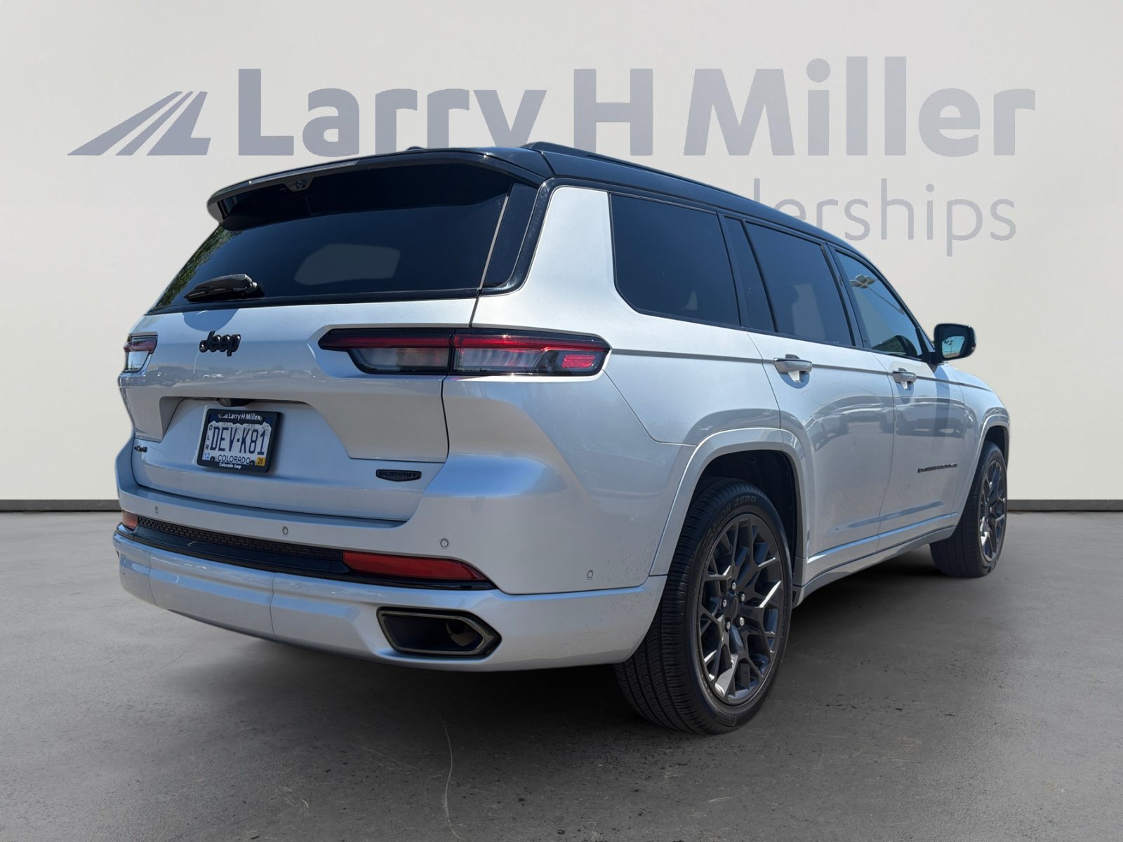 Used 2024 Jeep Grand Cherokee L Summit w/ Advanced Protech Group IV AWD/4WD image 5