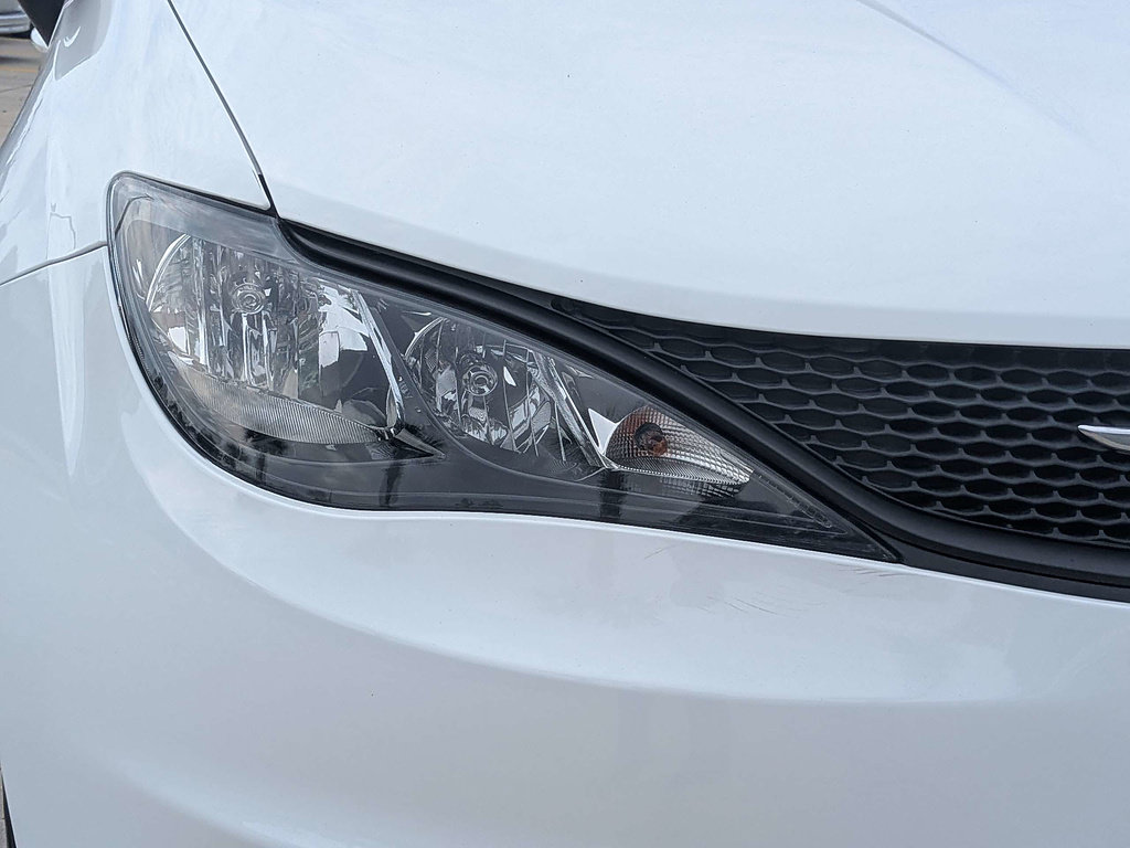 Certified 2022 Chrysler Voyager LX FWD image 9