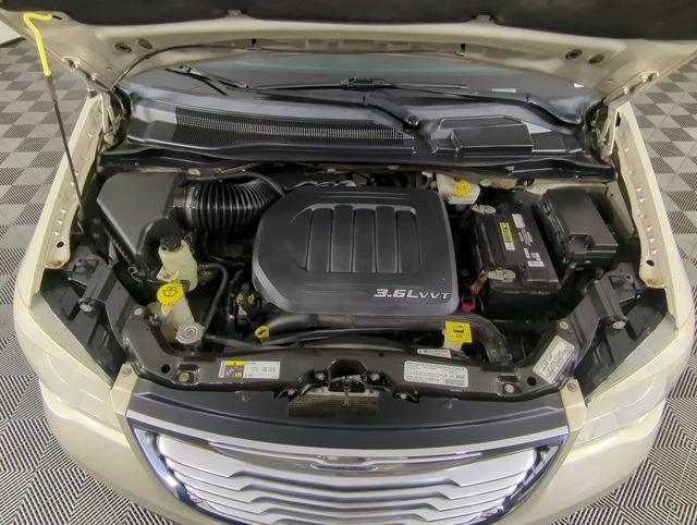 Used 2013 Chrysler Town & Country Touring FWD image 43